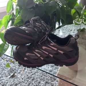 New women's Wind River running shoes, size 9